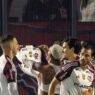 Wesley brilha, Flamengo vence e encosta no líder