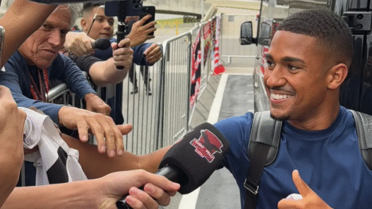 Samuel Lino desembarca no Rio para assinar com o Flamengo