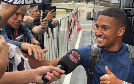 Samuel Lino desembarca no Rio para assinar com o Flamengo