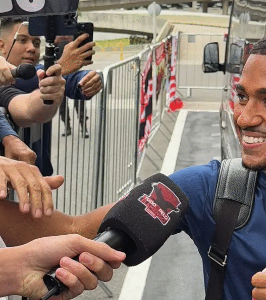 Samuel Lino desembarca no Rio para assinar com o Flamengo