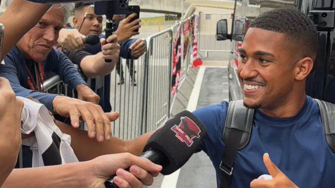 Samuel Lino desembarca no Rio para assinar com o Flamengo