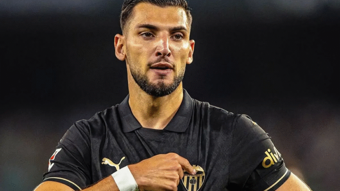 Botafogo intensifica negociações para contratar Rafa Mir