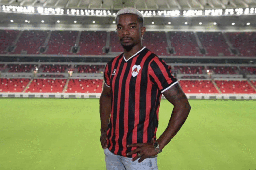 Thiago Mendes desembarca no Rio para assinar com o Vasco por duas temporadas e meia