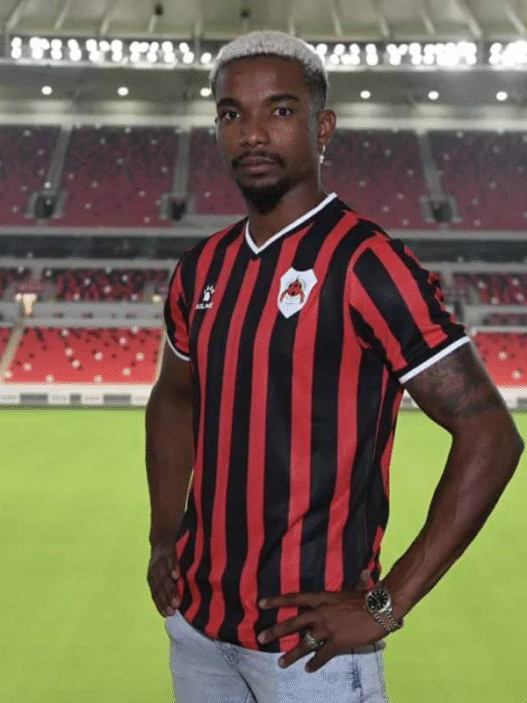 Thiago Mendes desembarca no Rio para assinar com o Vasco por duas temporadas e meia