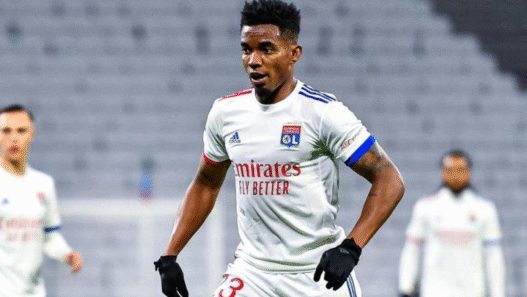 Thiago Mendes desembarca no Rio para assinar com o Vasco por duas temporadas e meia