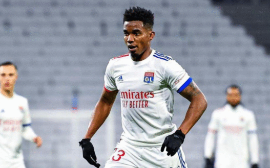 Thiago Mendes desembarca no Rio para assinar com o Vasco por duas temporadas e meia