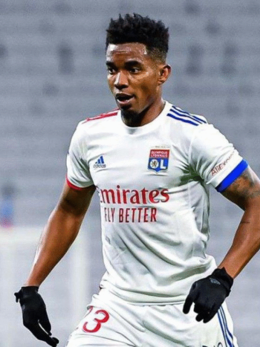 Thiago Mendes desembarca no Rio para assinar com o Vasco por duas temporadas e meia