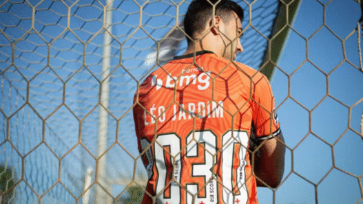 Vasco anuncia renovação de contrato de Léo Jardim até 2030
