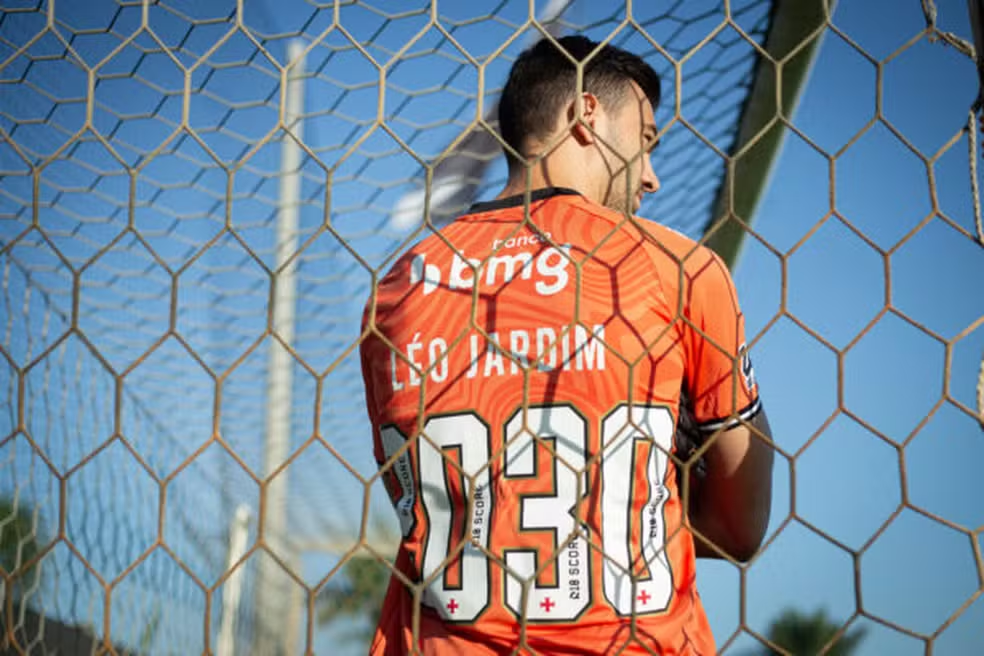 Vasco anuncia renovação de contrato de Léo Jardim até 2030