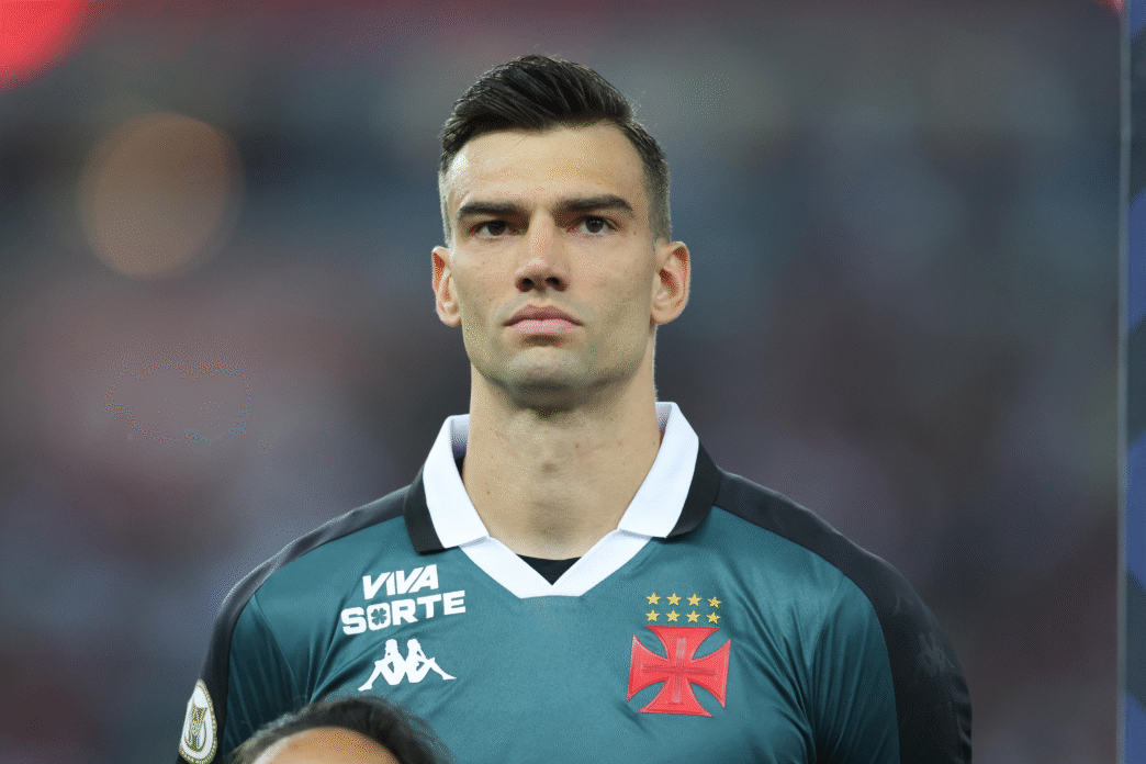 Vasco encaminha renovação com Léo Jardim