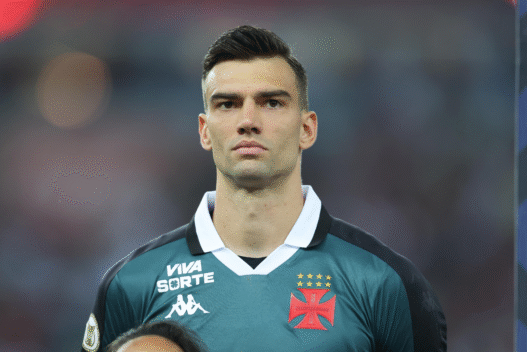 Vasco encaminha renovação com Léo Jardim