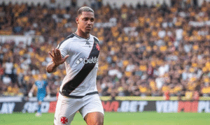 David e Estrella aparecem como relacionados pelo Vasco após longos períodos de recuperação