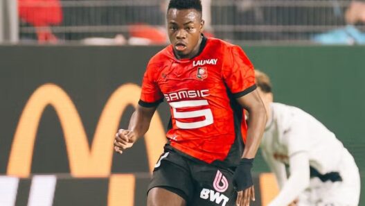 Vasco fecha acordo com atacante colombiano