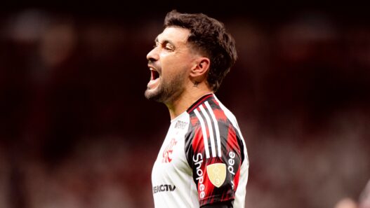 Flamengo volta a vencer o Inter e avança na Libertadores