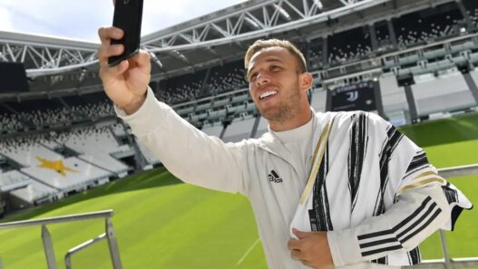Grêmio acerta retorno do volante Arthur