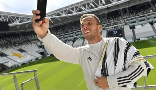 Grêmio acerta retorno do volante Arthur