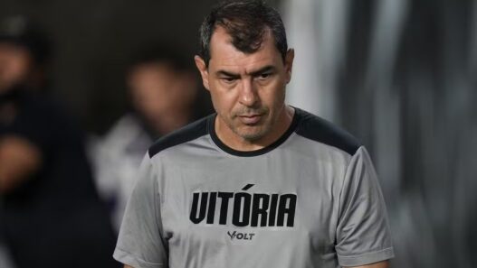 Após resultado humilhante, Vitória demite Carille