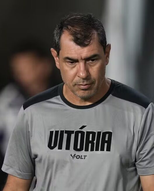 Após resultado humilhante, Vitória demite Carille