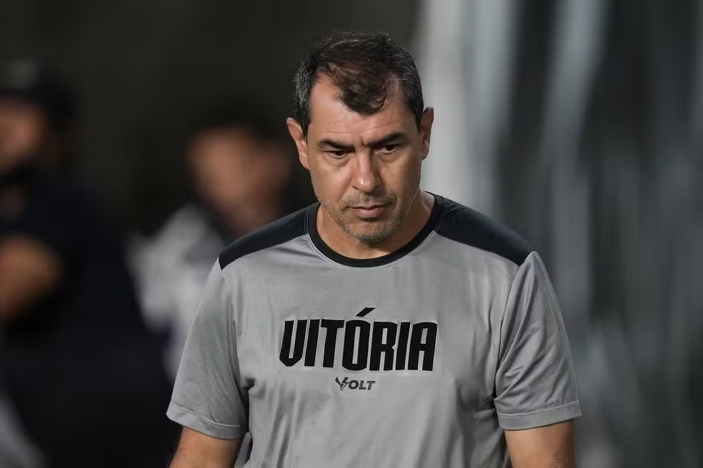 Após resultado humilhante, Vitória demite Carille