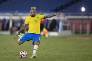 Douglas Luiz retorna para a Inglaterra; veja destino