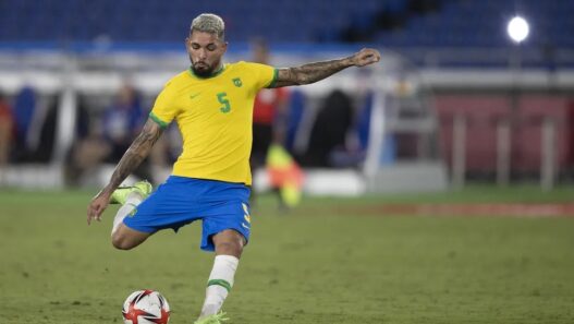 Douglas Luiz retorna para a Inglaterra; veja destino