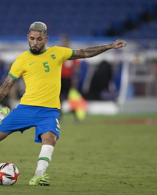 Douglas Luiz retorna para a Inglaterra; veja destino
