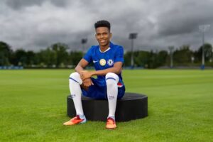 Estêvão é apresentado no Chelsea