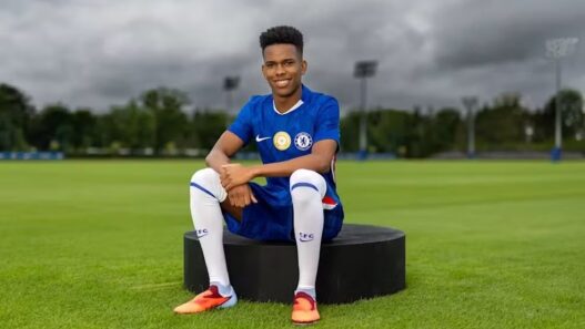 Estêvão é apresentado no Chelsea
