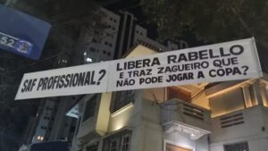 Com faixas, torcida do Atlético cobra a diretoria e pede reforços