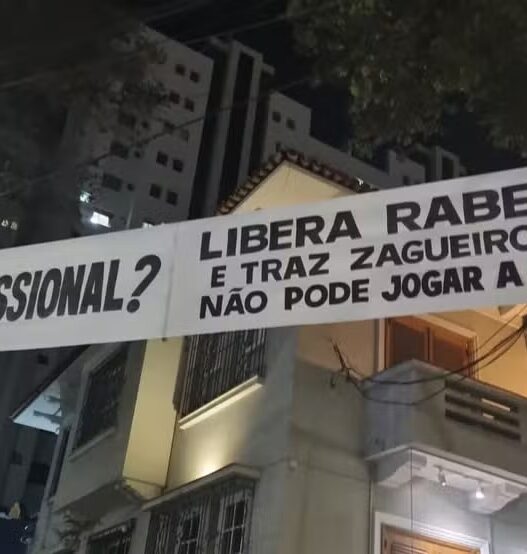 Com faixas, torcida do Atlético cobra a diretoria e pede reforços