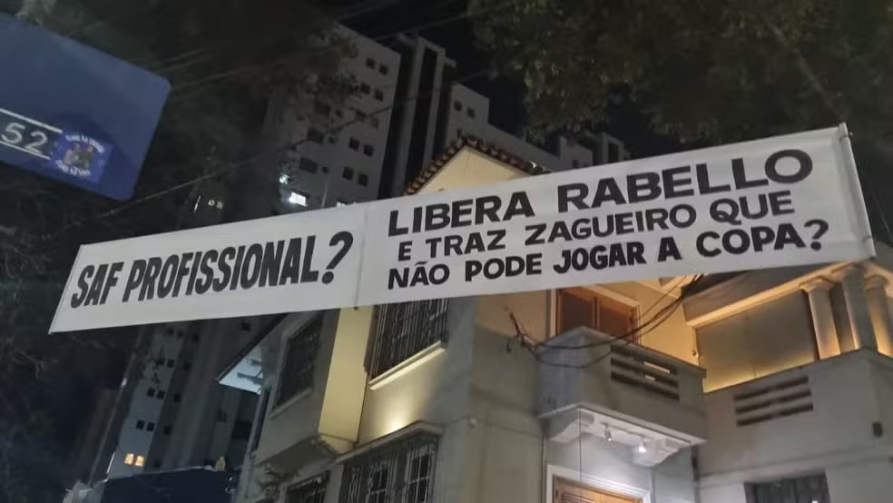 Com faixas, torcida do Atlético cobra a diretoria e pede reforços