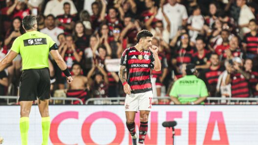 Flamengo detona o Vitória no Maracanã com show de Pedro, Arrascaeta e Lino