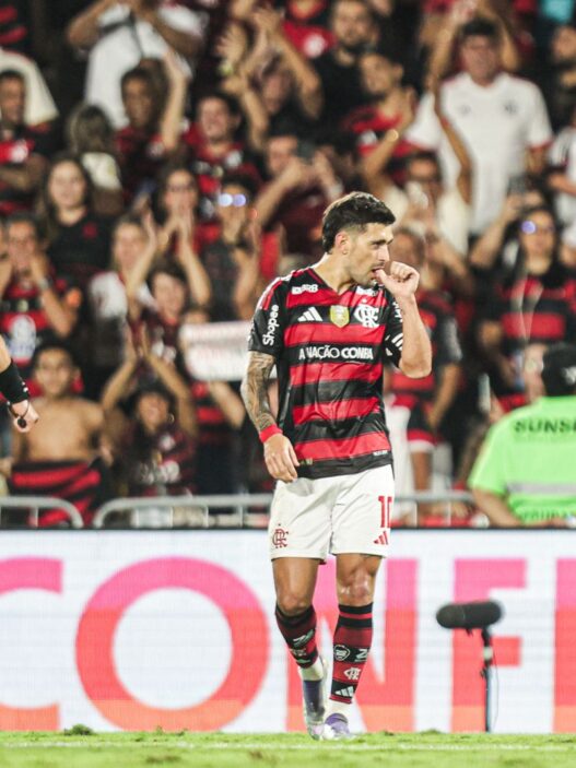 Flamengo detona o Vitória no Maracanã com show de Pedro, Arrascaeta e Lino