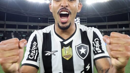 Vitinho, do Botafogo, é convocado pela primeira vez para a Seleção Brasileira