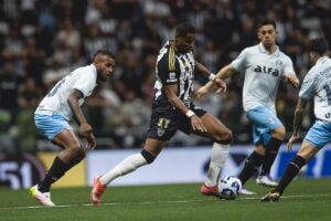 Júnior Santos pede mais tempo no Atlético e recorda negociação milionária