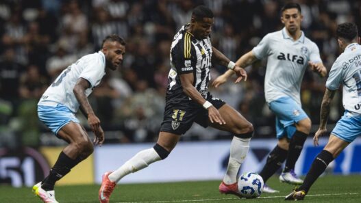 Júnior Santos pede mais tempo no Atlético e recorda negociação milionária