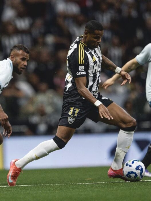 Júnior Santos pede mais tempo no Atlético e recorda negociação milionária