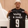 Matheus França chega ao Vasco e já recebe camisa; veja detalhes