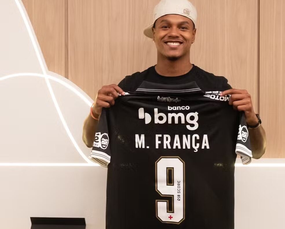 Matheus França chega ao Vasco e já recebe camisa; veja detalhes