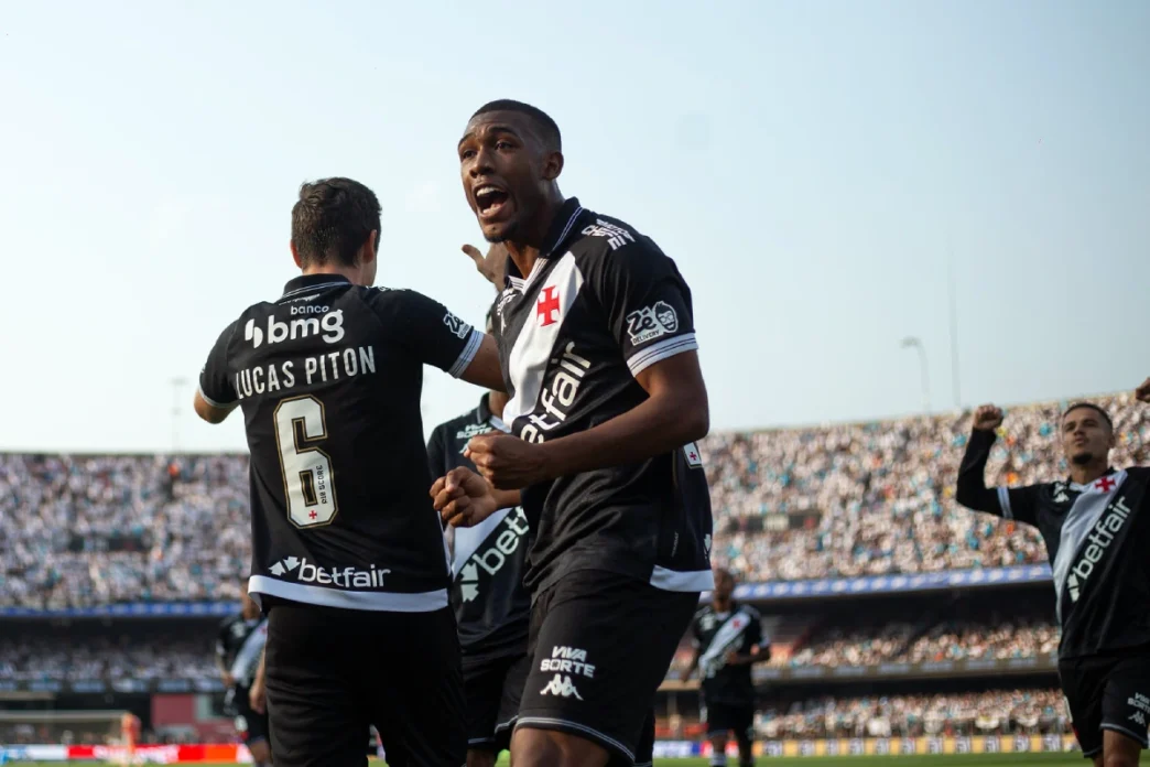 Vasco aplica goleada histórica no Santos e vira o visitante mais goleador do Brasileirão 2025