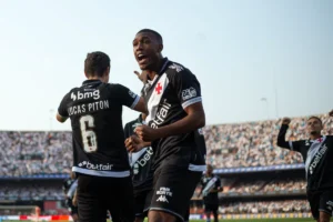 Vasco aplica goleada histórica no Santos e vira o visitante mais goleador do Brasileirão 2025