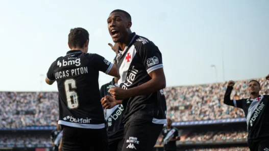 Vasco aplica goleada histórica no Santos e vira o visitante mais goleador do Brasileirão 2025