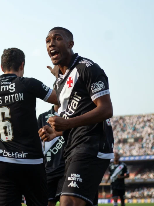 Vasco aplica goleada histórica no Santos e vira o visitante mais goleador do Brasileirão 2025