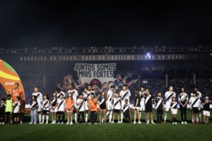 Diniz alerta queda de rendimento do Vasco, mas enaltece torcida
