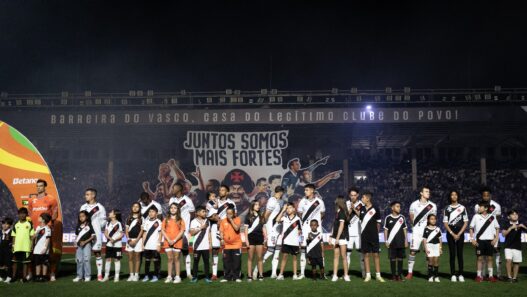 Diniz alerta queda de rendimento do Vasco, mas enaltece torcida