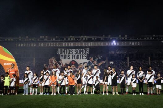 Diniz alerta queda de rendimento do Vasco, mas enaltece torcida