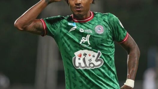 Corinthians negocia com Vitinho, ex-Flamengo