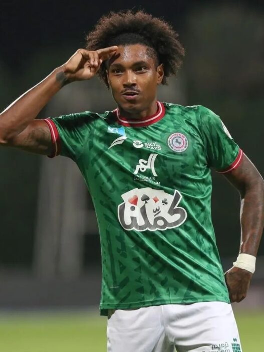 Corinthians negocia com Vitinho, ex-Flamengo