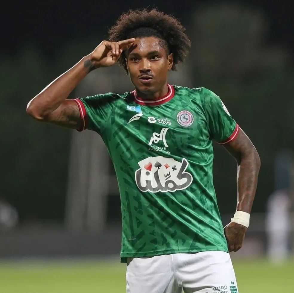 Corinthians negocia com Vitinho, ex-Flamengo