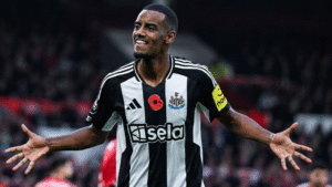 Newcastle rejeita oferta de R$ 885 milhões do Liverpool por Isak, que força saída